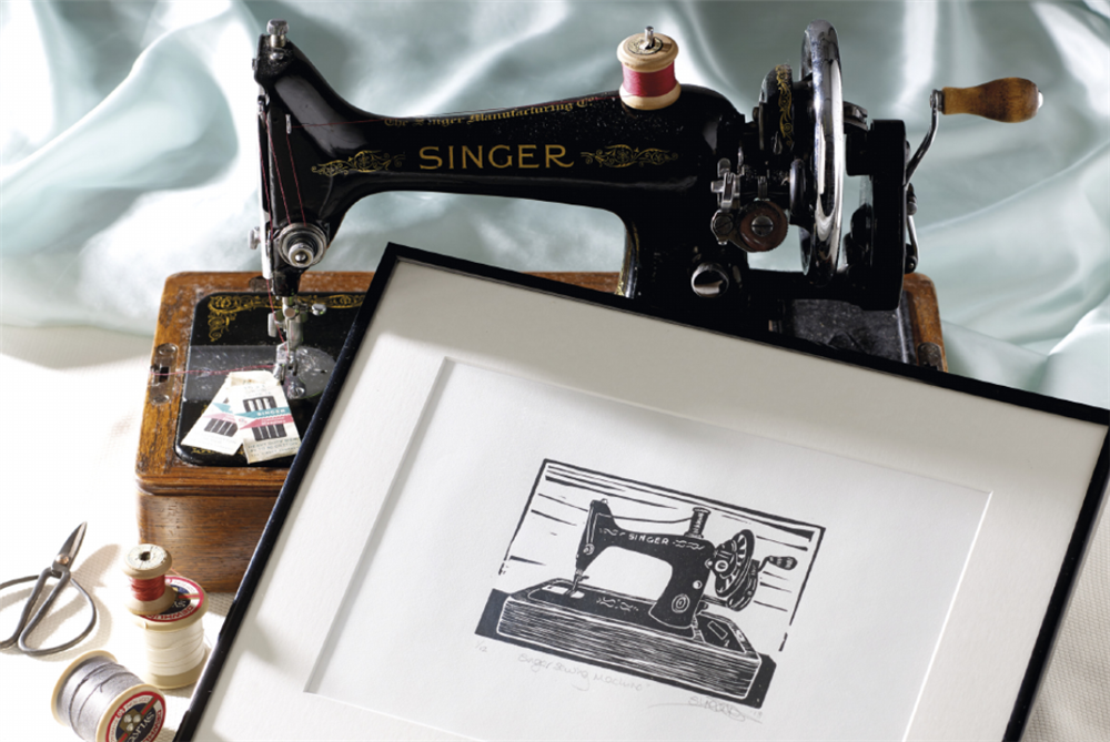 Linoleumstrykk av Singer symaskin